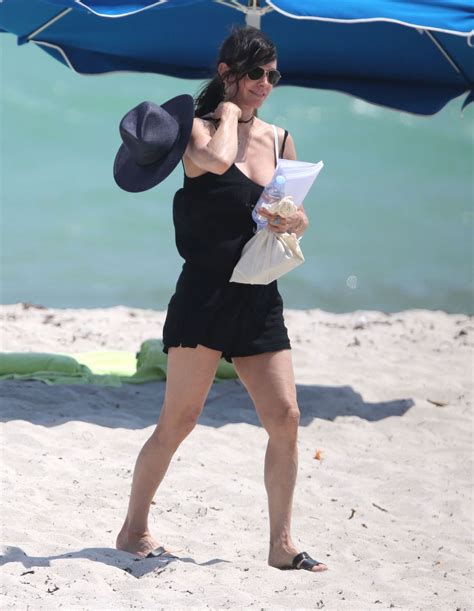 courtney cox weei bikini.